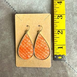 Teardrop dangle earrings